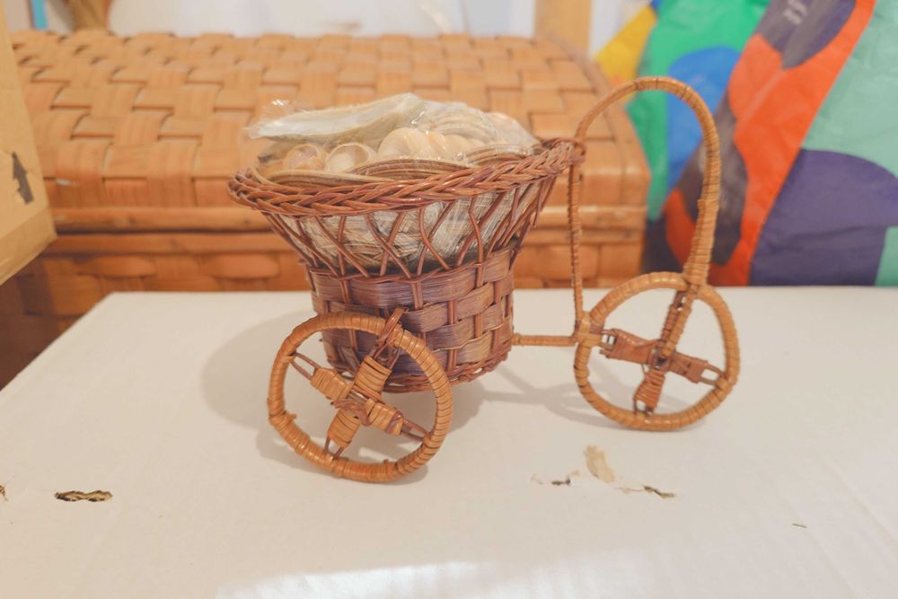 Carrinho em verga com conchas para decoração