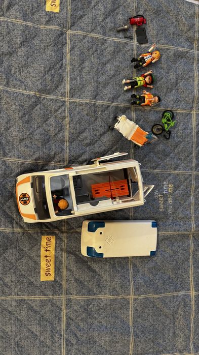 Playmobil karetka i kamper