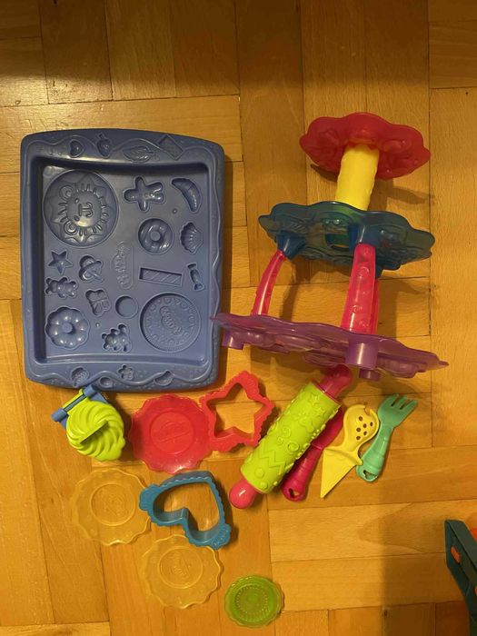3 zestawy Zestaw Play-Doh remiza patera do ciast koniki Pony