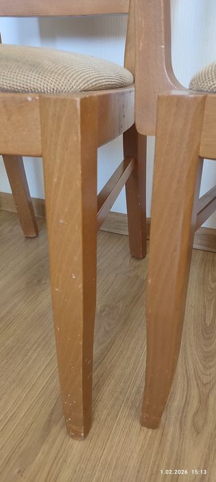 Cztery krzesła drewniane