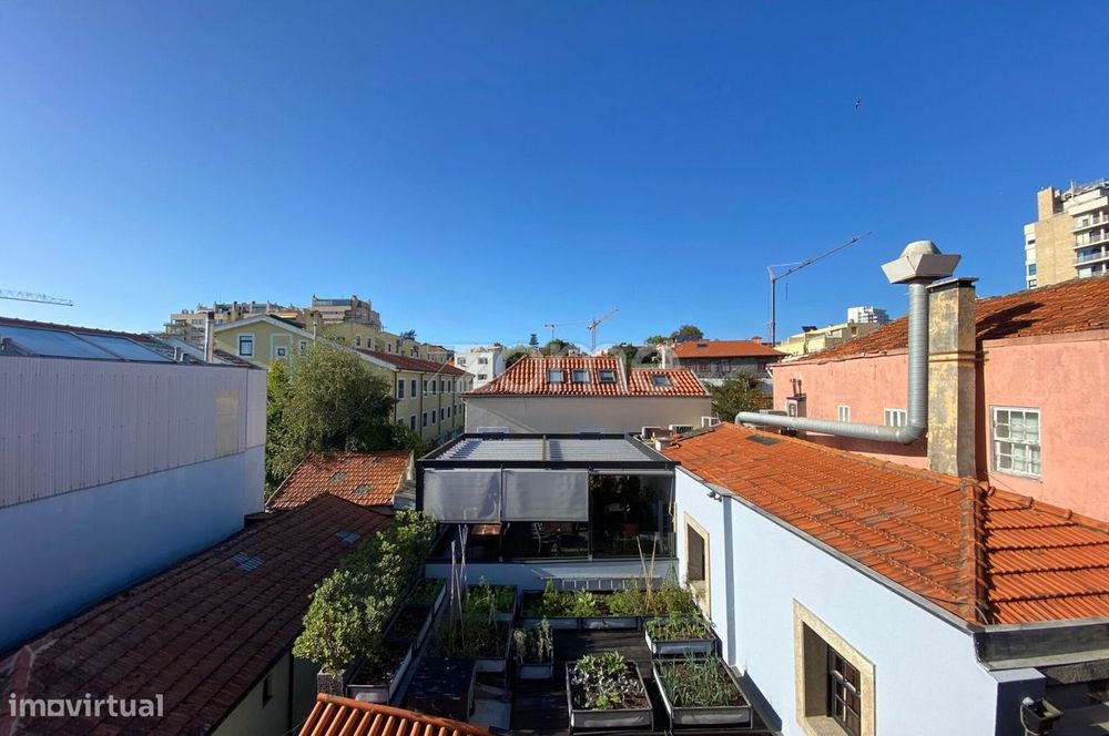 T3 duplex remodelado, com 2 lugares de garagem e arrumos na Foz Velha