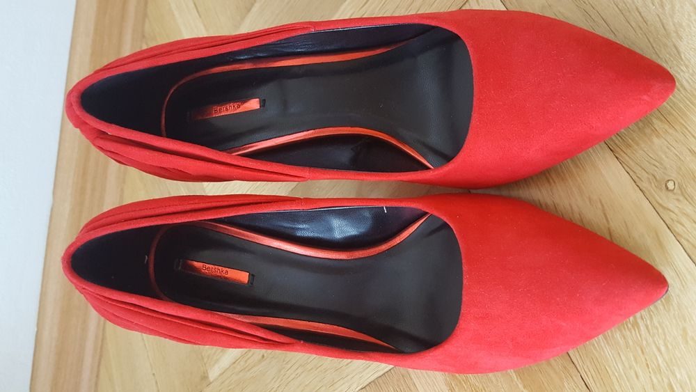 Piękne, czerwone szpilki Bershka
