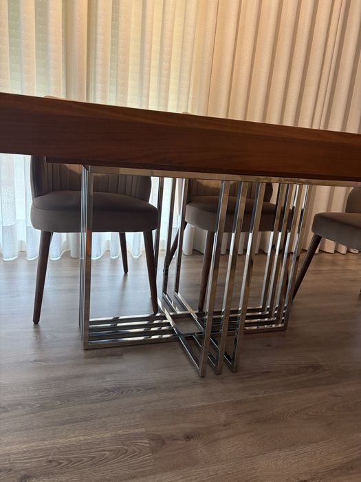 Mesa de sala de jantar em madeira de nogueira
