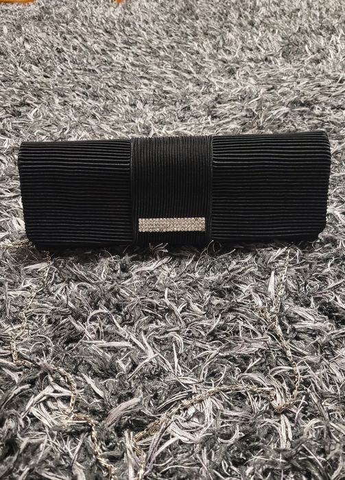 Czarna kopertówka wieczorowa