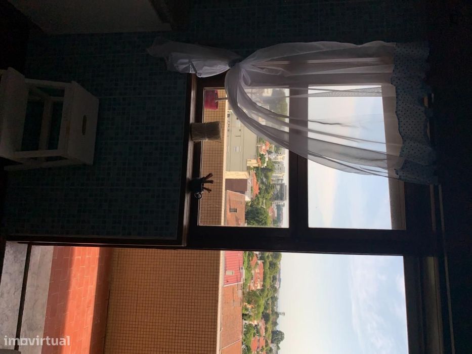 Quarto - localizado em Lordelo do Ouro Porto