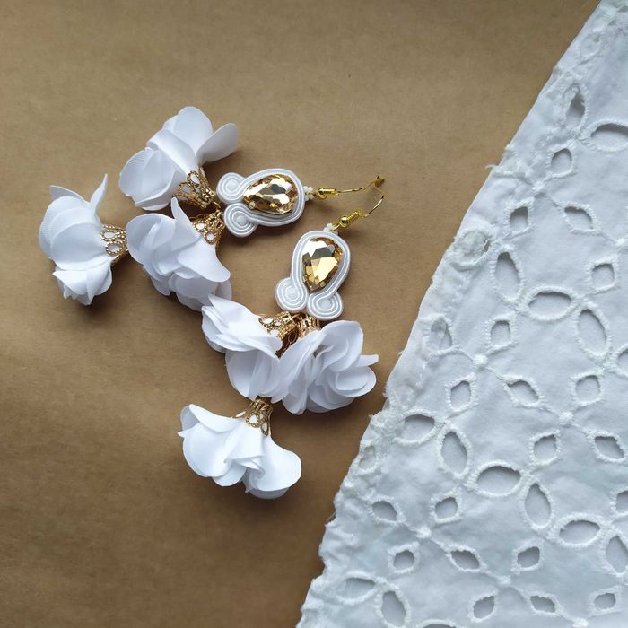 Kolczyki sutasz ślubne złote białe Boho kwiatki