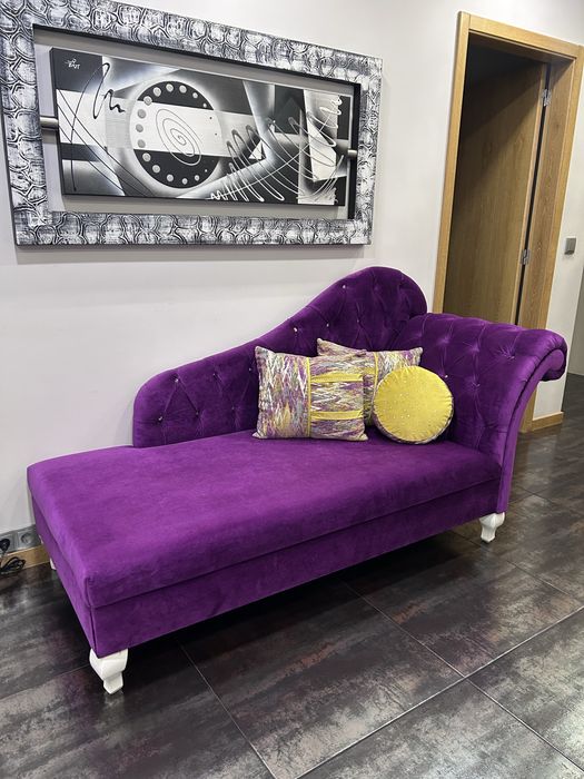 Chaise Longue em Veludo Roxo com Capitonê