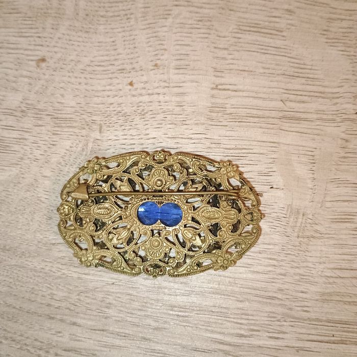 Piękna broszka stylowa