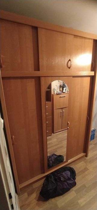 Szafa z drzwiami suwanymi.