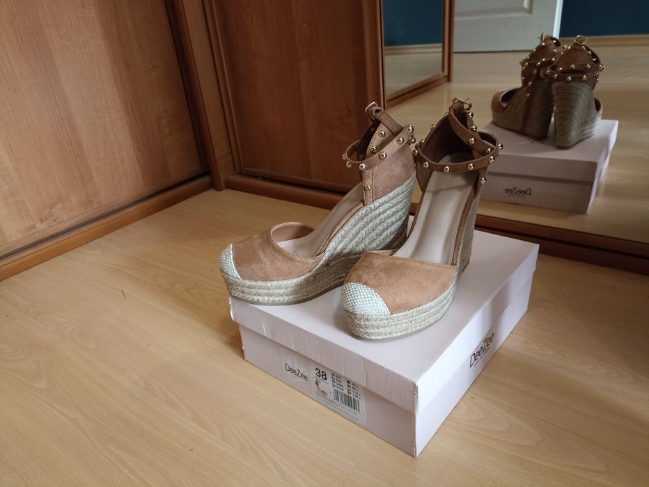 Karmelowe Koturny (sandały) rozm. 38 nowe