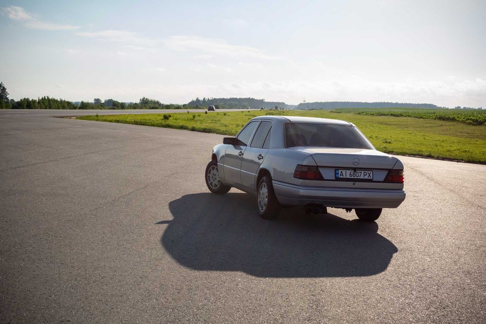 Mercedes-Benz E-Class 1993