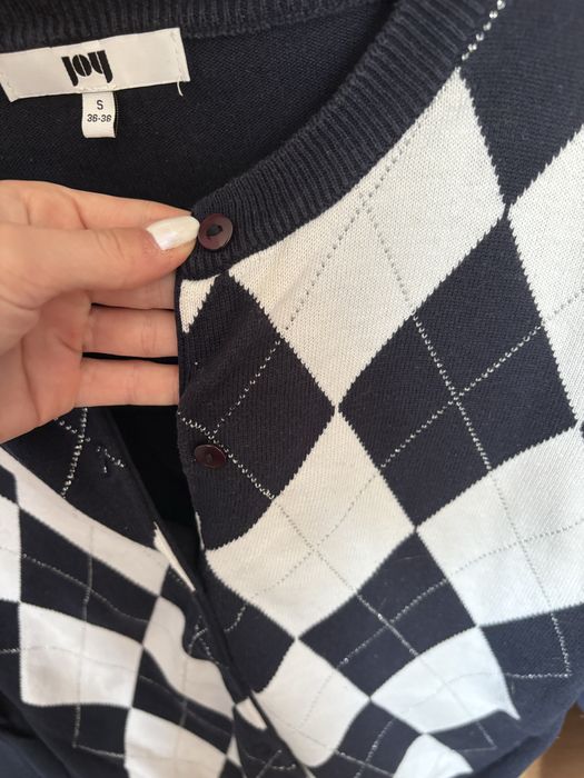 Sweterek w romby geometryczne wzory rozmiar s marka joy granatowy bial