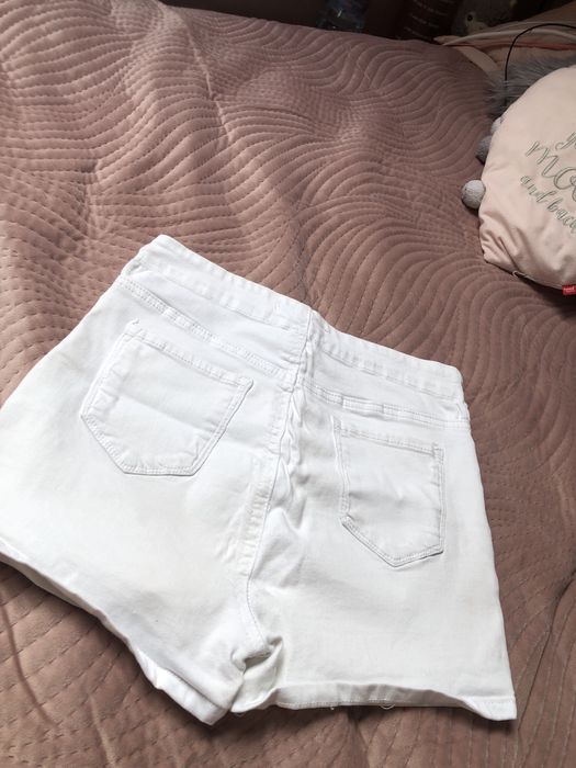 Białe spodenki