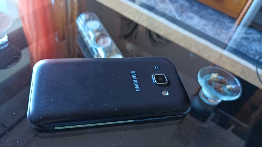 Telemóvel Samsung GALAXY J1