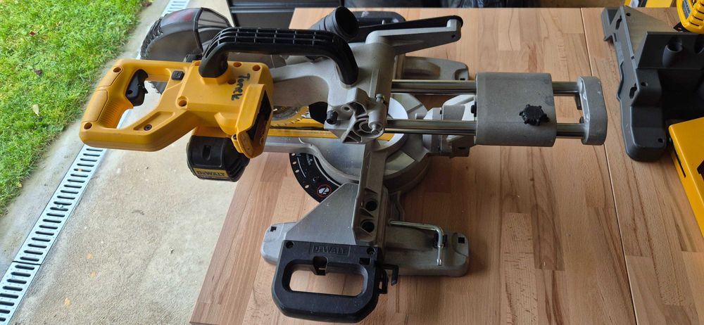 Ukośnica Dewalt DCS365 + mocowanie + 4 tarcze