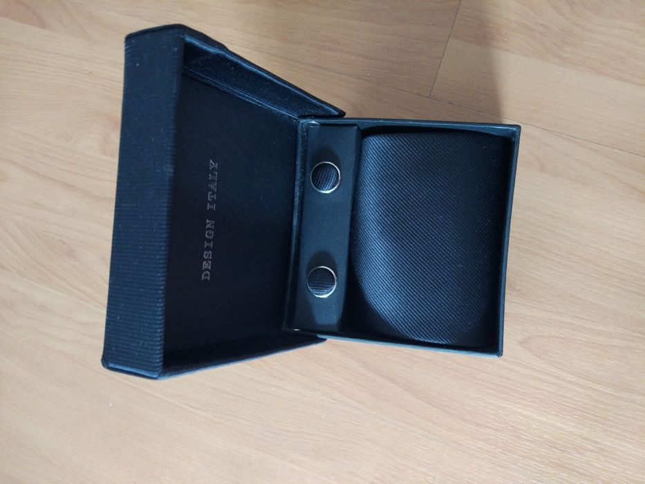 Gravata Preta com Botões de punho NOVO