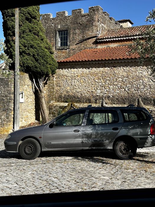 Renault Mégane 1999 para peças ou reparação Vendo Renault Mégane ano 1999. Inspeção válida até novembro. Vidro elétrico do passageiro (  não funciona.