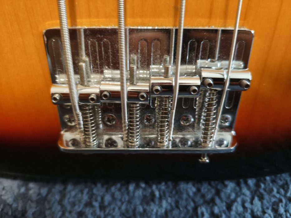 Gitara Basowa sprzedaje