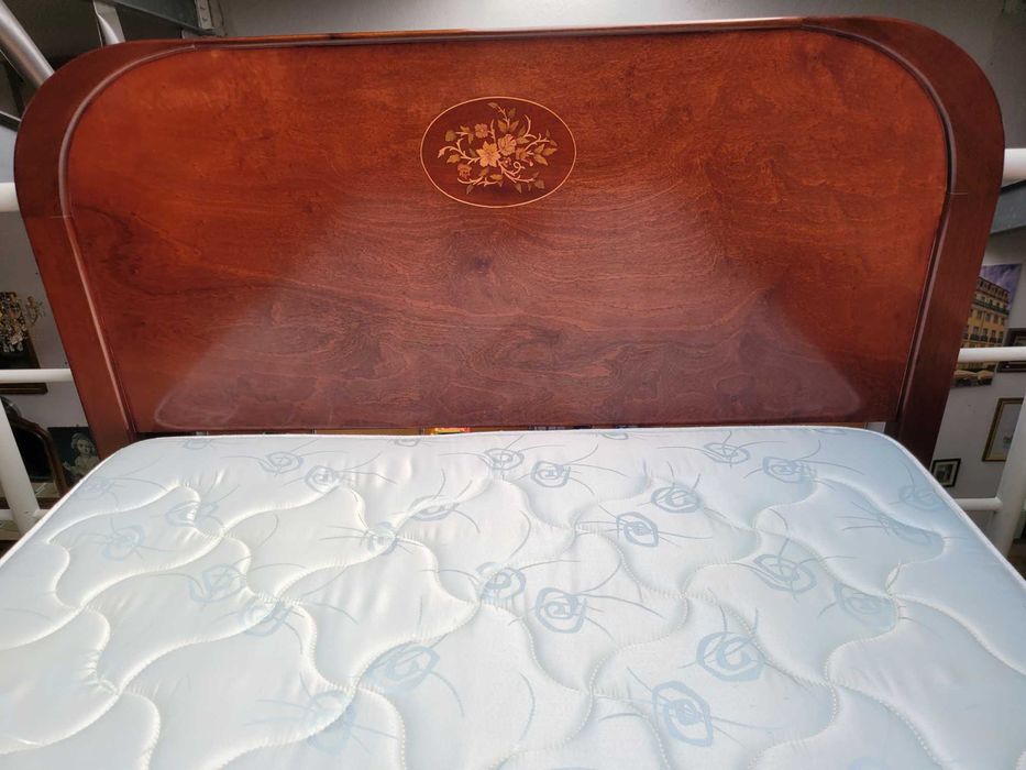 Excelente cama com quatro gavetas, estrado e colchã