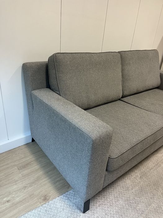 Sofá cinza-claro 4 lugares