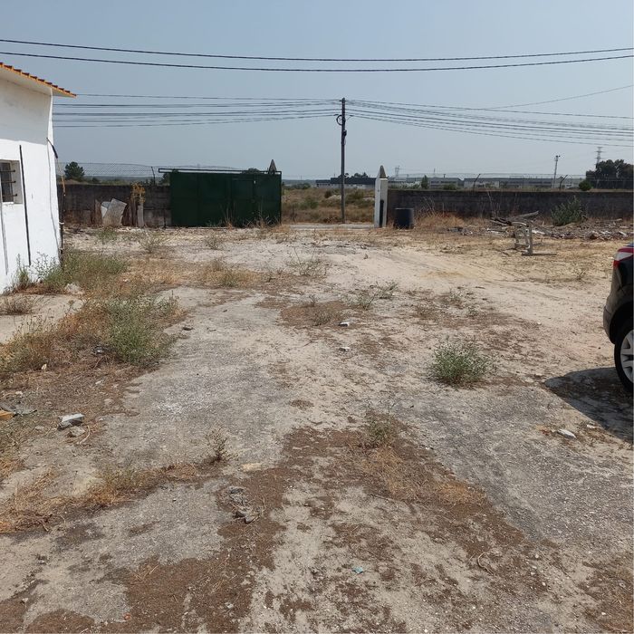 Armazéns para Indústria e Serviços )bem localizado)