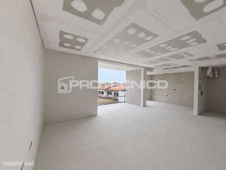 T2 Elegante de Excelentes Áreas com Piscina e Jardim
