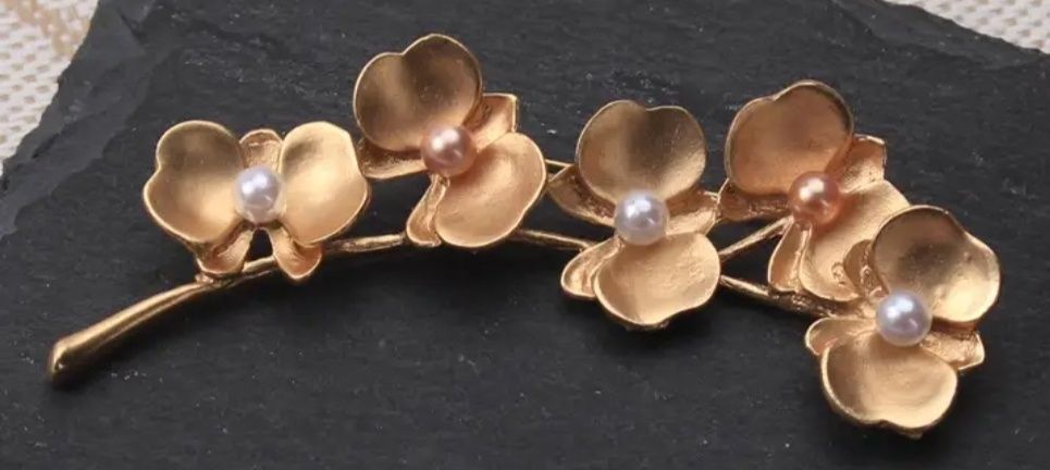 Alfinete de Peito Dourado