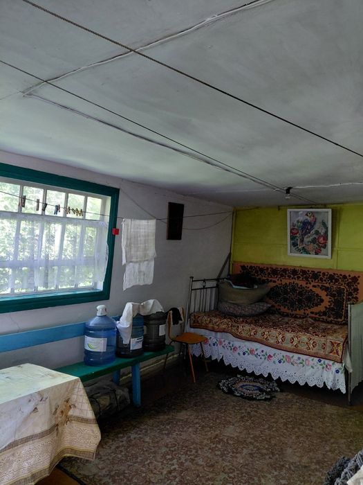 Будинок у центрі села.