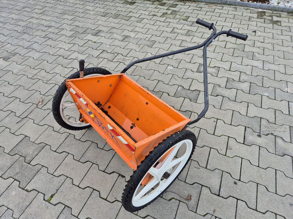 Posypywarka do piasku soli reczna 60cm