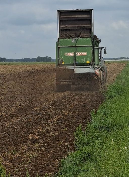 Usługa rozrzucanie obornika. Obornik