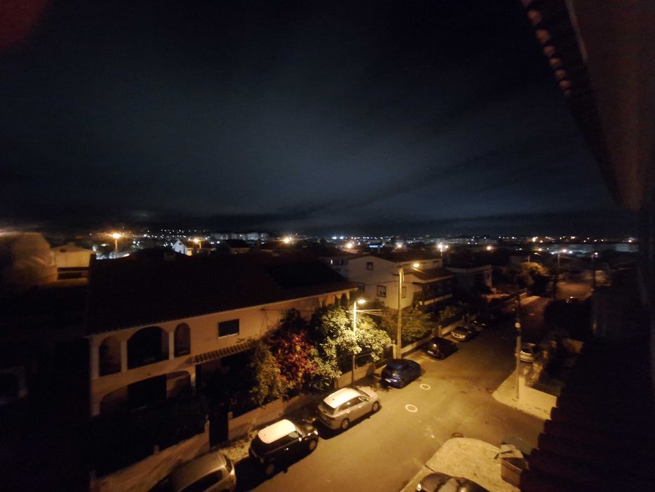 Bom quarto em zona sossegada mas perto de transportes e comercios.
