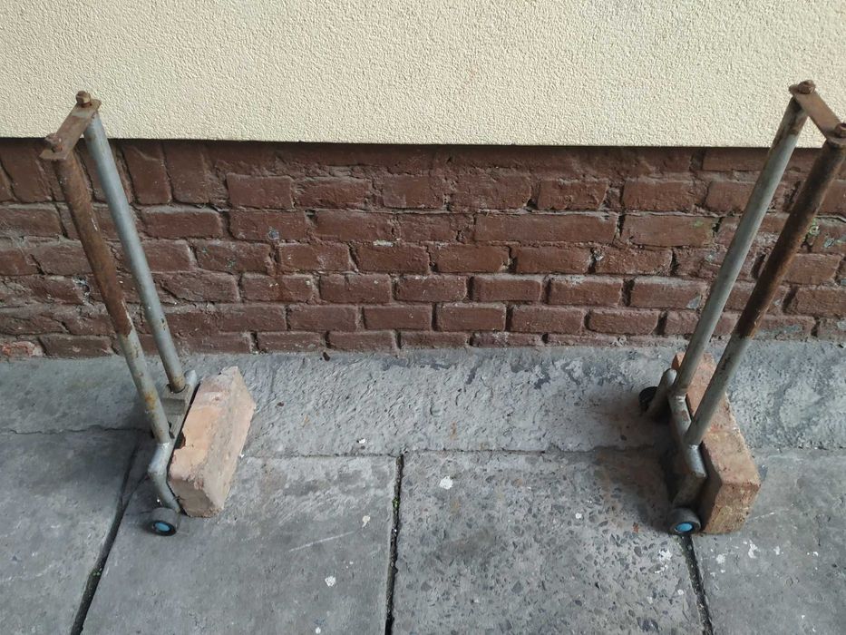 Підставки на колесах для руху швелерів,кругляка дерева та ін. силові