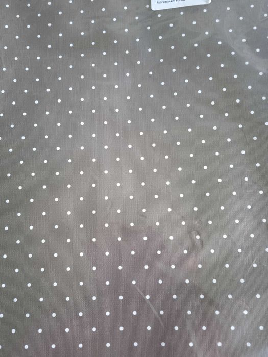 Toalha de mesa plástica 140 x 140 cm