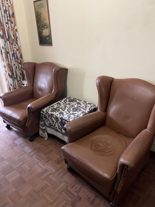 Sala com estante/aparador com camas de solteiro