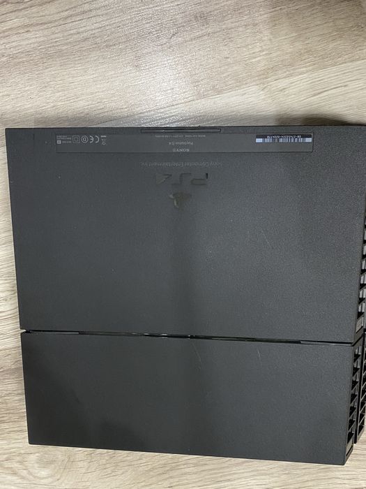 PlayStation 4 с двумя джостиками и диском гта