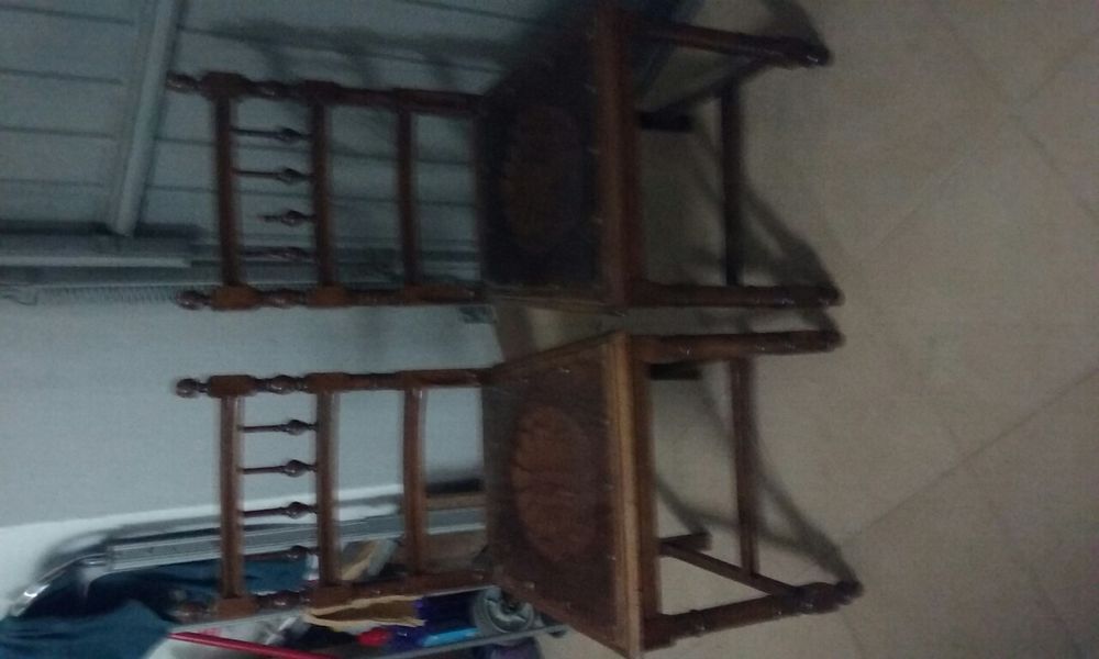 Duas cadeiras antigas