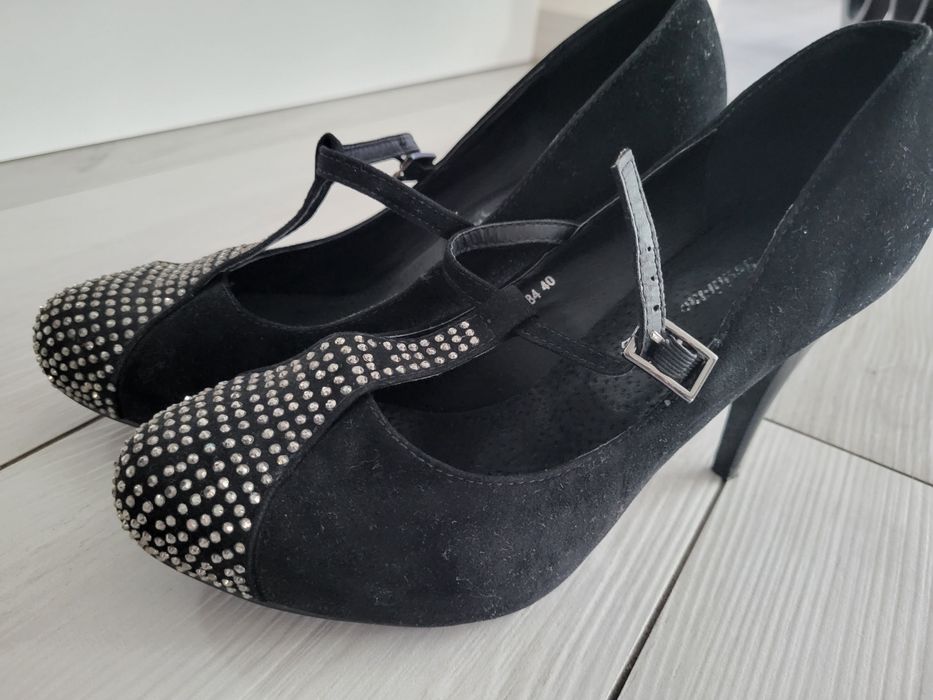 Buty zamszowe z cyrkoniami na pasek nowe 40
