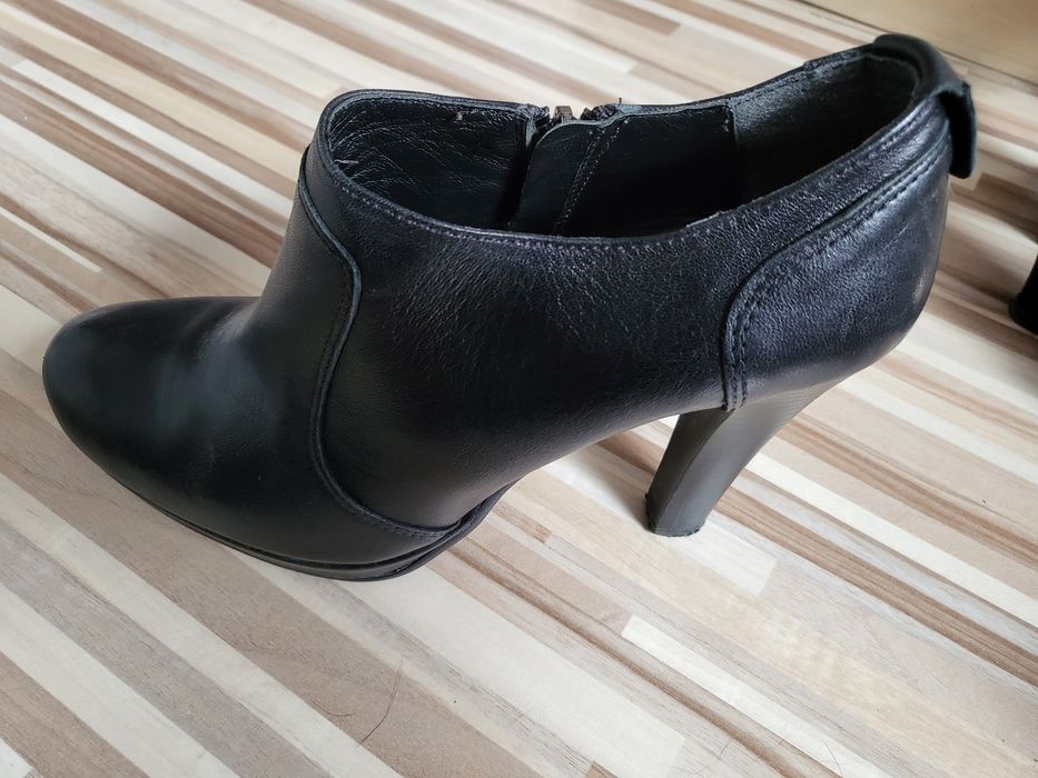 Skórzane botki Lasocki na koturnie okazja tanio 37