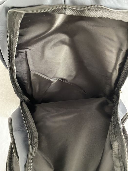 Mochila com 4 bolsas de arrumação, bolsas laterais, almofada e ajustáv