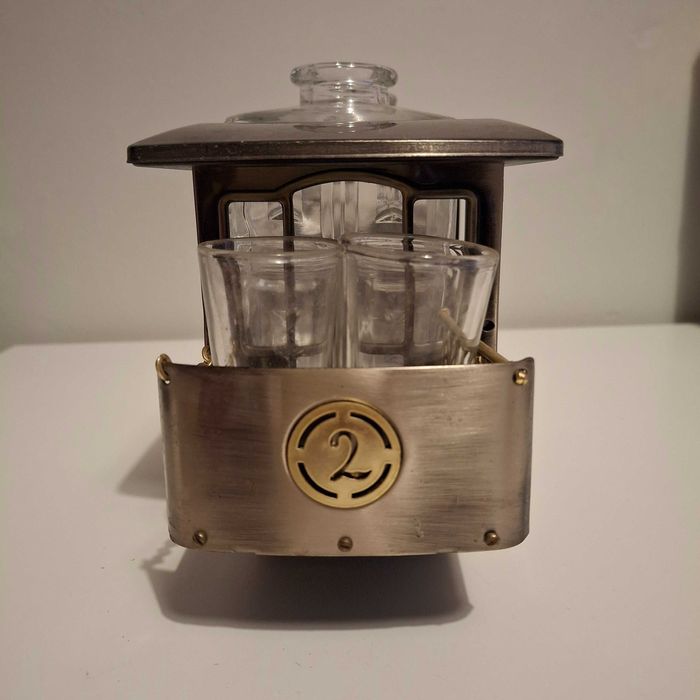 Stojak na nalewkę w kształcie tramwaju