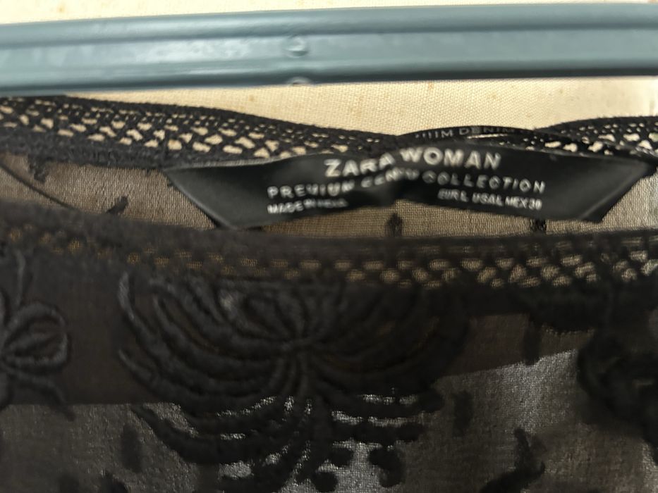 Camisa preta com rendas e bosdados da Zara