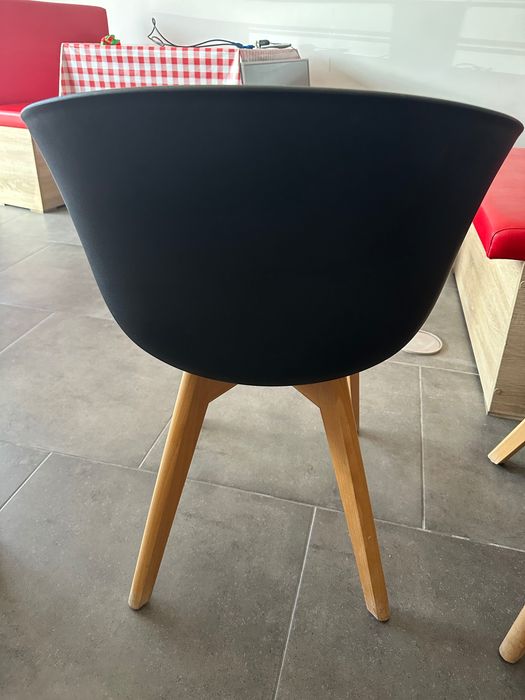 4 Cadeiras de Jantar com Pernas em Madeira – Design Moderno
