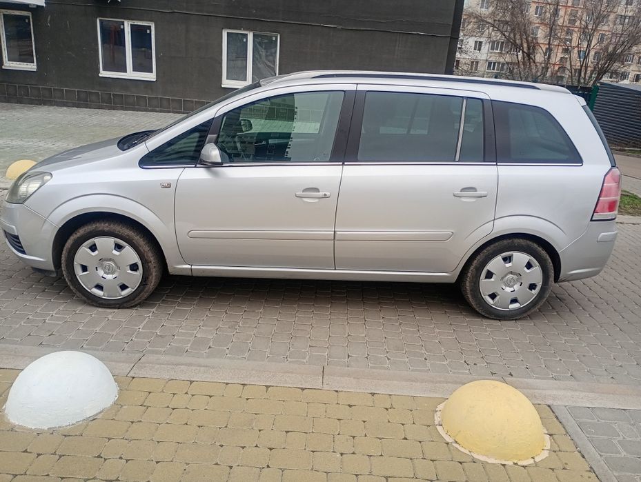 Автомобиль Opel Zafira