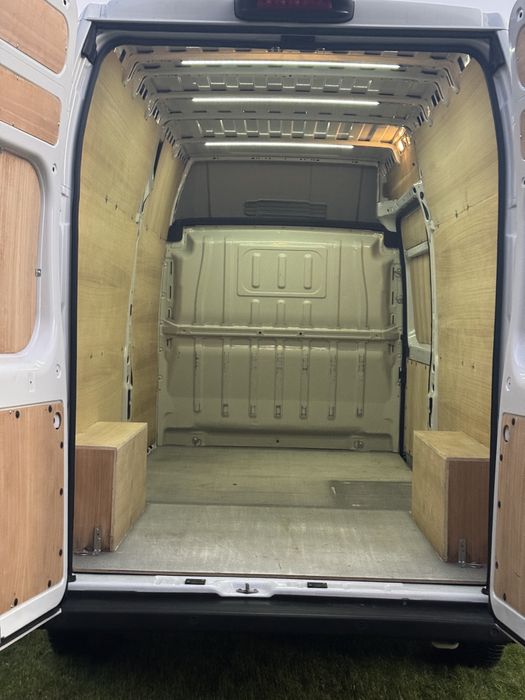 Uslugi transportowe przeprowadzki bus ładowność 1400 kg