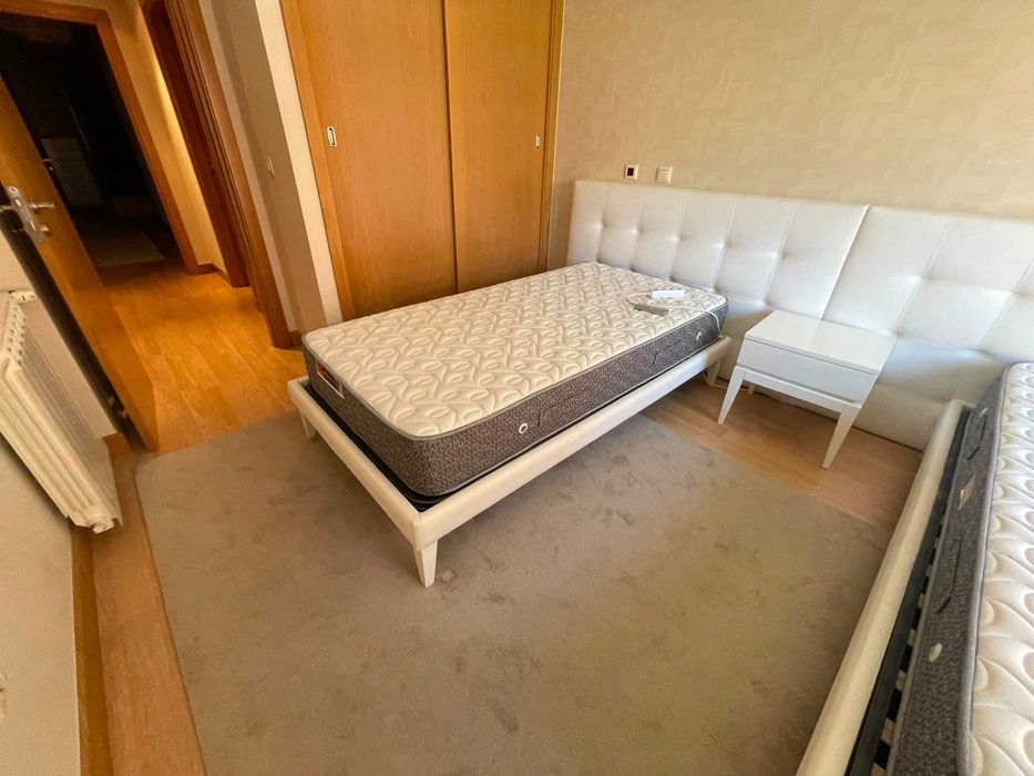 Conjunto 2 Camas Individuais Estofadas + 2 Colchões + 2 Cabeceiras + 1 Mesa de Cabeceira