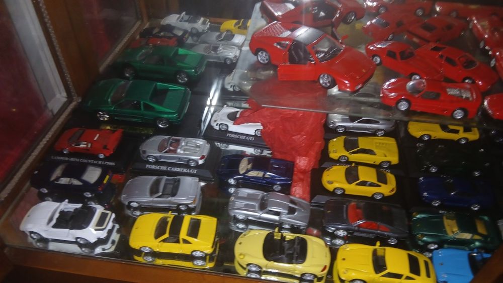 Colecao  170 carro minitura por  700 €