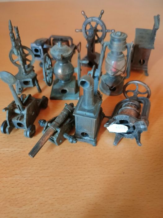 Conjunto de apara-lápis em metal.