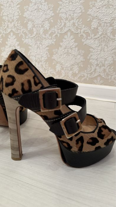 Босоніжки шкіряні, прям дуже стильові