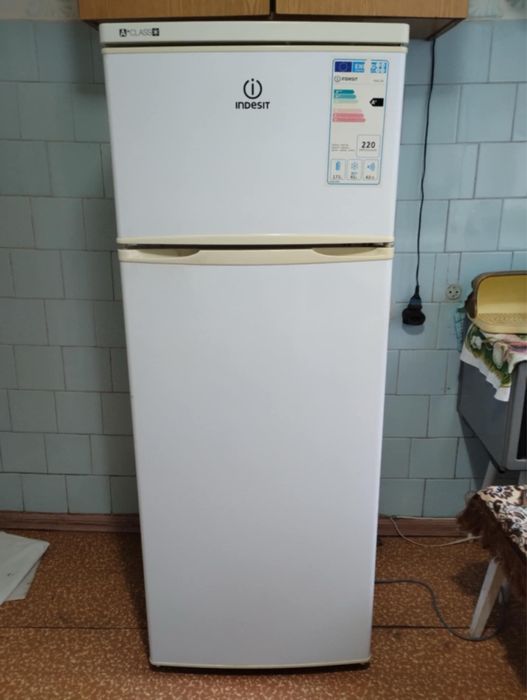 Холодильник Indesit