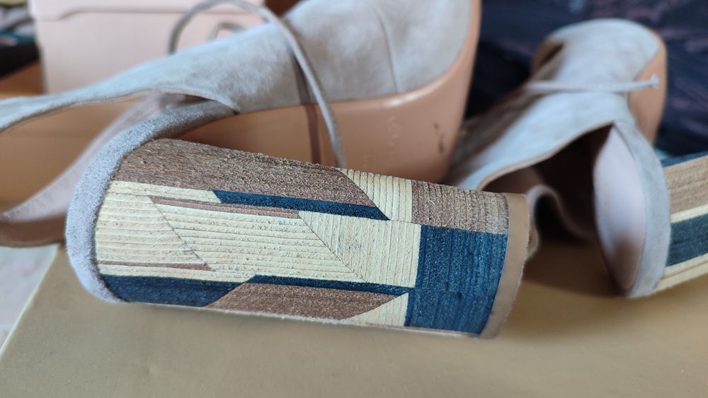 Красивені фірмові босоніжки  Estro